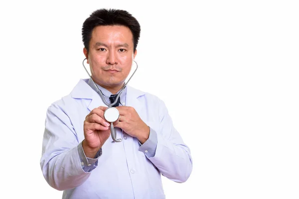 Estúdio tiro de homem japonês médico usando estetoscópio — Fotografia de Stock