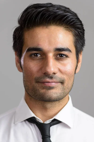 Gesicht eines jungen hübschen persischen Geschäftsmannes — Stockfoto