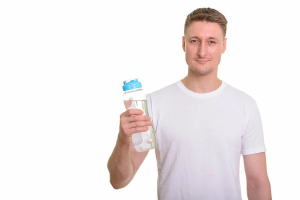 Bonito homem caucasiano segurando garrafa de água pronta para ginásio — Fotografia de Stock