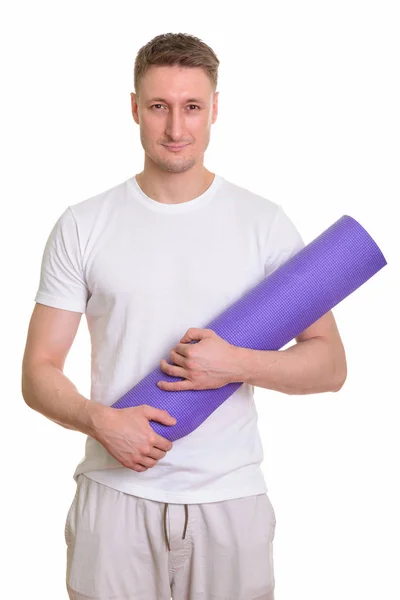Yoga mat spor salonu için hazır tutmak yakışıklı beyaz adam — Stok fotoğraf