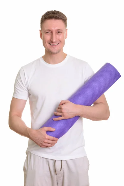 Yoga mat spor salonu için hazır tutan mutlu yakışıklı beyaz adam — Stok fotoğraf