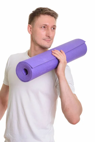 Yoga mat spor salonu için hazır tutmak yakışıklı beyaz adam — Stok fotoğraf