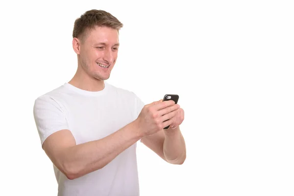 Feliz guapo caucásico hombre usando el teléfono móvil — Foto de Stock