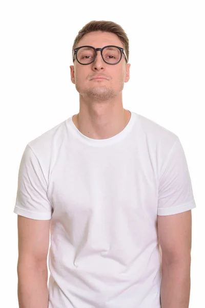Komea valkoihoinen mies näyttää väsyneeltä — kuvapankkivalokuva