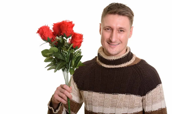 Bonito homem caucasiano feliz segurando rosas vermelhas pronto para Valenti — Fotografia de Stock