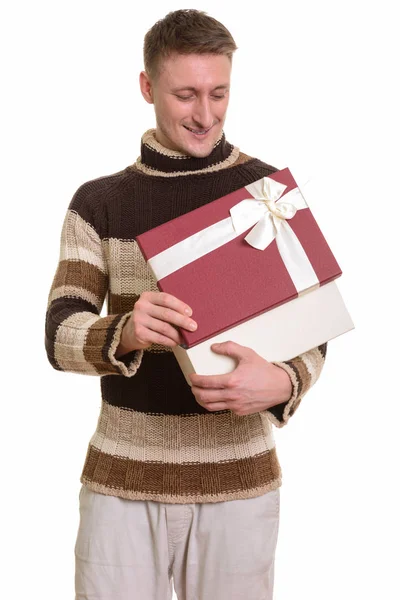 Feliz bonito caucasiano homem caixa de presente de abertura pronto para Valentin — Fotografia de Stock