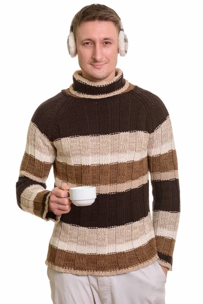 Komea valkoihoinen mies yllään talvi korvaläpät tilalla kahvia cu — kuvapankkivalokuva