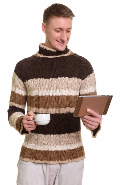 Bonito homem caucasiano feliz segurando xícara de café e tabl digital — Fotografia de Stock