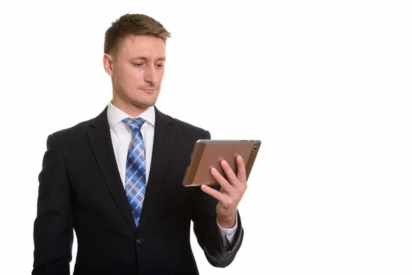 Bonito homem de negócios caucasiano segurando tablet digital — Fotografia de Stock