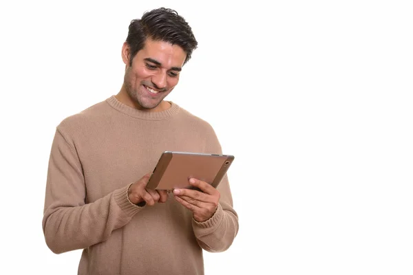 Mladý šťastný perský muž pomocí digitálního tabletu — Stock fotografie