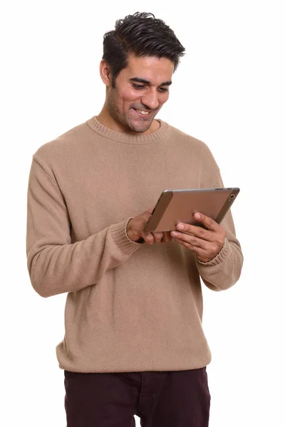 Junger glücklicher Perser mit digitalem Tablet — Stockfoto