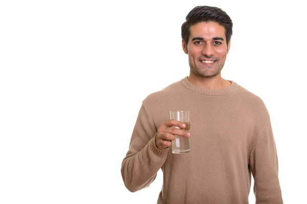 Junger glücklicher persischer Mann mit einem Glas Wasser — Stockfoto