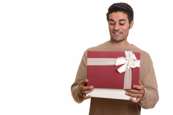 Jovem feliz persa homem caixa de presente de abertura pronto para dia dos namorados d — Fotografia de Stock