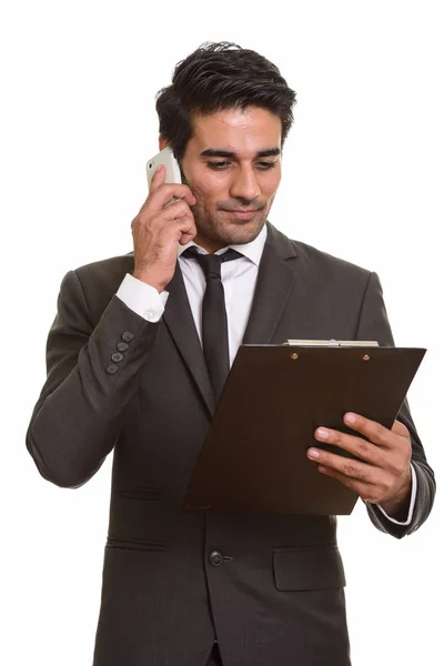 Молодой красивый персидский бизнесмен разговаривает по мобильному телефону — стоковое фото