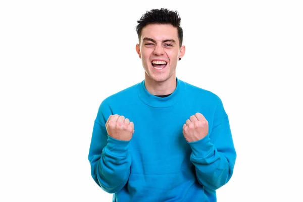 Studioaufnahme eines glücklichen jungen Mannes, der lächelt und aufgeregt wirkt — Stockfoto