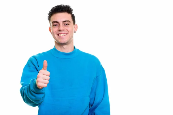 Estudio de tiro de joven feliz sonriendo y dando pulgar hacia arriba —  Fotos de Stock