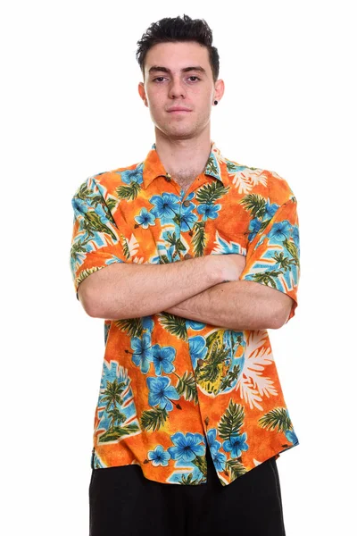 Kollarını kavuşturmuş genç bir adamın stüdyo fotoğrafı.