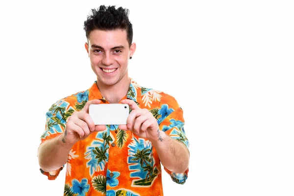 Estúdio tiro de jovem feliz sorrindo ao tirar foto com — Fotografia de Stock