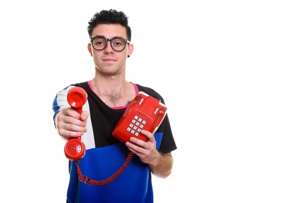 Studio colpo di giovane dando vecchio telefono — Foto Stock