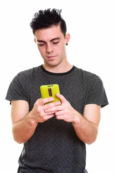 Estúdio tiro de homem jovem usando telefone celular — Fotografia de Stock