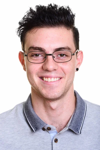 Gesicht eines glücklichen jungen Mannes, der mit einer Brille lächelt — Stockfoto