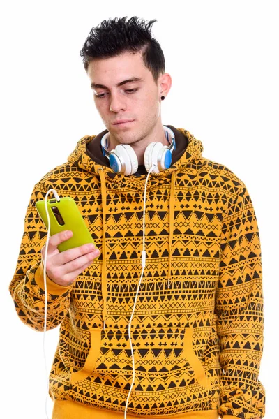 Stüdyo çekim genç adam headph giyen süre istimal hareket eden telefon — Stok fotoğraf