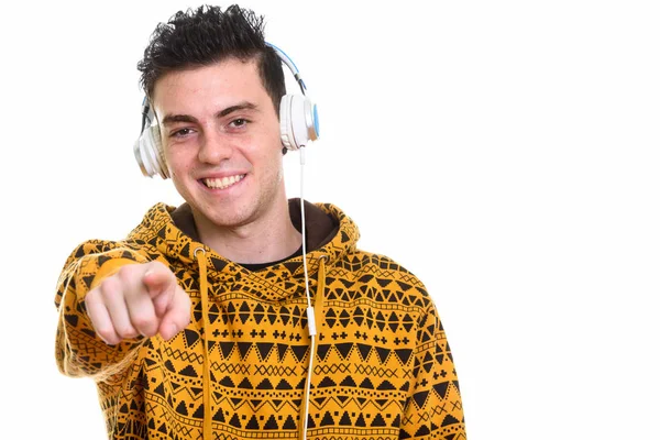 Estudio de disparo de joven feliz sonriendo mientras escucha música — Foto de Stock