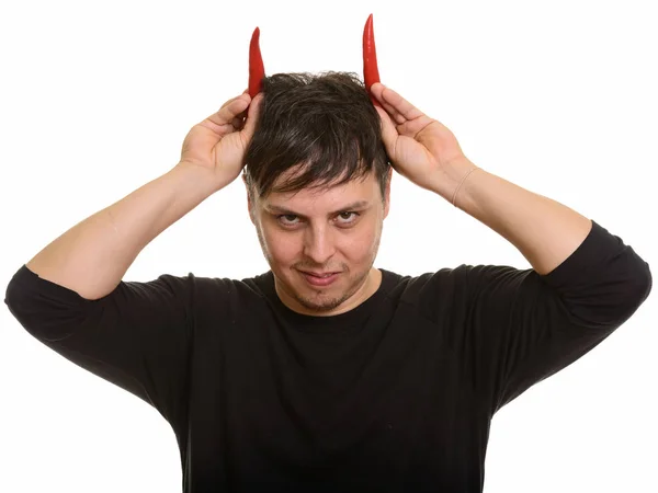 Studio skott av galen kaukasiska man med röd paprika som horn — Stockfoto