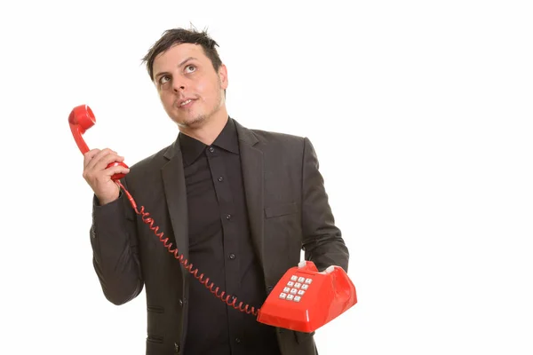 Estúdio tiro de empresário caucasiano segurando telefone enquanto thi — Fotografia de Stock