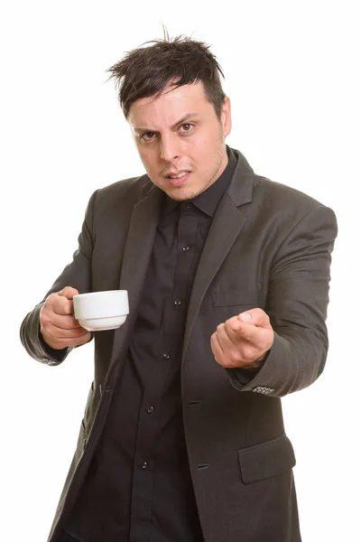 Studioaufnahme eines wütenden kaukasischen Geschäftsmannes mit einer Kaffeetasse — Stockfoto