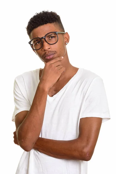 Jovem e bonito homem africano pensando — Fotografia de Stock