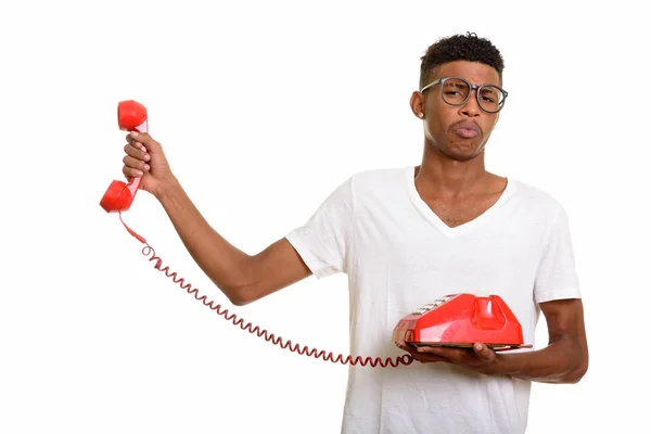 Jovem bonito Africano homem olhando irritado enquanto segurando telepho — Fotografia de Stock