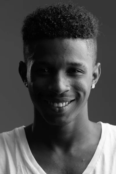 Rostro de joven hombre africano feliz —  Fotos de Stock