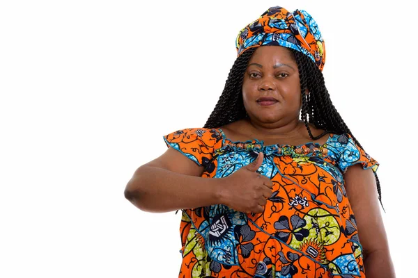 Studio shot de grosse femme africaine noire portant un tissu traditionnel — Photo