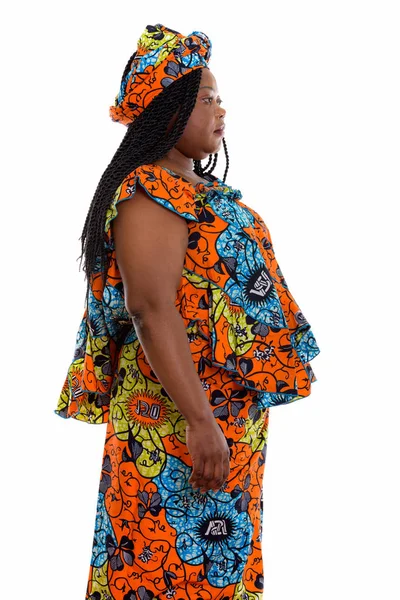 Vue du profil de la femme africaine noire grasse debout tout en portant t — Photo