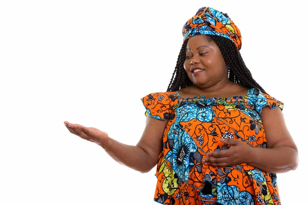 Studio shot of happy fat femme africaine noire souriante et portant — Photo