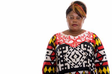 Şişman siyahi Afrikalı kadının stüdyo fotoğrafı. 