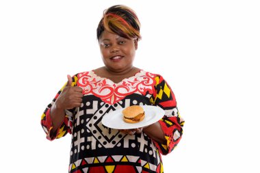 Gülümseyen ve vererek mutlu şişman siyah Afrika kadın stüdyo çekim 