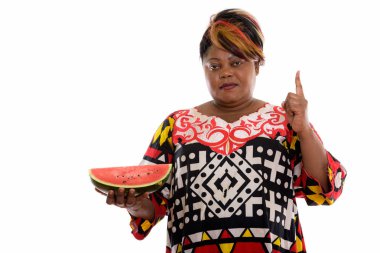 Stüdyo çekim watermel dilim tutan şişman siyah Afrika kadın