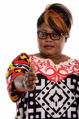 Stüdyo çekim gözlük iken giyen şişman siyah Afrika kadın 