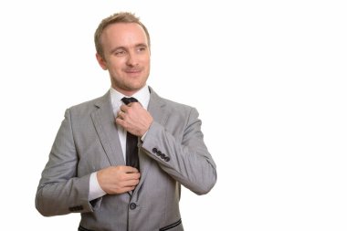 Kravatını sabitleme yakışıklı beyaz işadamı