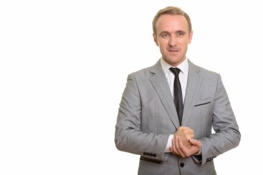 Motivasyon veren yakışıklı beyaz işadamı