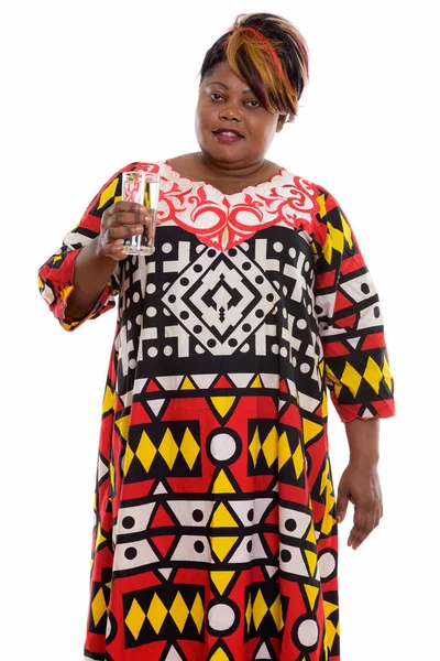 Studio shot of happy fat femme africaine noire souriante et debout — Photo