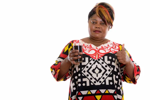 Estudio disparo de grasa negra africana mujer sosteniendo vidrio de soda dri — Foto de Stock
