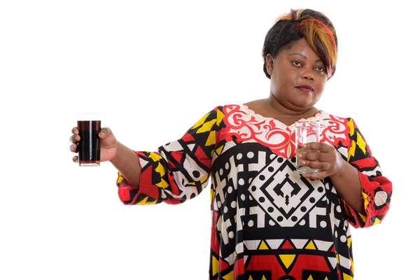 Estudio disparo de grasa negra africana mujer dando vaso de refresco drin — Foto de Stock