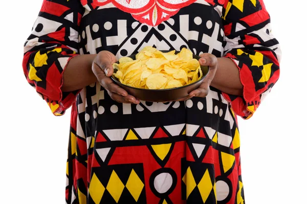 Estudio de tiro de grasa negra africana mujer sosteniendo tazón de papa ch —  Fotos de Stock