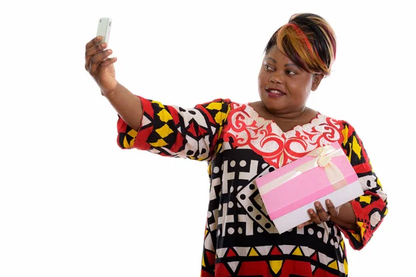 Strzał studio szczęśliwy tłuszczu czarny afrykańskie kobiety uśmiechnięty takin — Zdjęcie stockowe