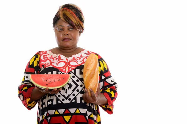 パンとスライスを保持している脂肪黒人女性のスタジオ撮影 — ストック写真