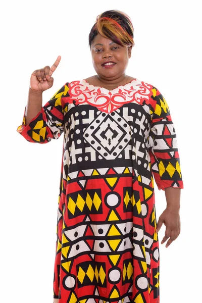 Strzał studio szczęśliwy tłuszczu czarny African kobieta uśmiechając się i stojącą — Zdjęcie stockowe