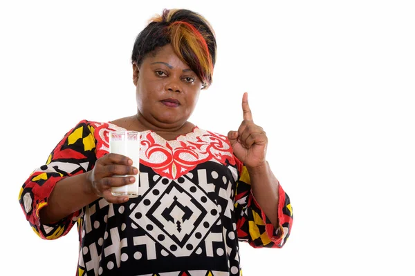 Estudio de la grasa negra africana mujer sosteniendo vaso de leche y — Foto de Stock